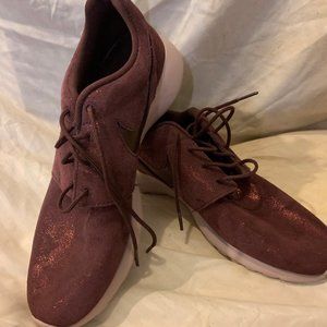 Pair of like new women's Nike Rosche golf shoes. Metallic Burgundy size 9